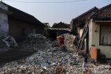 Warga memilah tumpukan sampah plastik impor di halaman rumahnya di Desa Bangun di Mojokerto, Jawa Timur, Rabu (20/6/2019). Berdasarkan data Lembaga Kajian Ekologi dan Konservasi Lahan Basah Ecoton bahwa masuknya sampah dengan merk dan lokasi jual di luar Indonesia, diduga akibat kebijakan Cina menghentikan impor sampah plastik dari sejumlah negara di Uni Eropa dan Amerika yang mengakibatkan sampah plastik beralih tujuan ke negara-negara di ASEAN. Indonesia diperkirakan menerima sedikitnya 300 kontainer yang sebagian besar mengangkut sampah plastik ke Jawa Timur setiap harinya.  Antara Jatim/Zabur Karuru