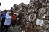Gubernur Jawa Timur Khofifah Indar Parawansa (kedua kiri) mengamati tumpukan sampah kertas yang diimpor oleh sebuah perusahaan pabrik kertas sebagai bahan baku kertas di Mojokerto, Jawa Timur, Rabu (20/6/2019). Berdasarkan data Lembaga Kajian Ekologi dan Konservasi Lahan Basah Ecoton bahwa masuknya sampah dengan merk dan lokasi jual di luar Indonesia, diduga akibat kebijakan Cina menghentikan impor sampah plastik dari sejumlah negara di Uni Eropa dan Amerika yang mengakibatkan sampah plastik beralih tujuan ke negara-negara di ASEAN. Indonesia diperkirakan menerima sedikitnya 300 kontainer yang sebagian besar mengangkut sampah plastik ke Jawa Timur setiap harinya.  Antara Jatim/Zabur Karuru