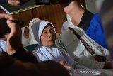 Jamaah Calon Haji (JCH) tertua, Sumiati (107) saat mengikuti pembekalan manasik haji di Auditorium Undar Jombang, Jawa Timur, Rabu (19/6/2019). Hampir 60 persen lebih dari 1006 JCH Kabupaten Jombang masuk kategori beresiko tinggi (risti) yakni di atas 60 tahun, diabetes serta hipertensi. Antara Jatim/Syaiful Arif/zk.