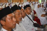 Jamaah Calon Haji (JCH) mengikuti pembekalan manasik haji di Auditorium Undar Jombang, Jawa Timur, Rabu (19/6/2019). Hampir 60 persen lebih dari 1006 JCH Kabupaten Jombang masuk kategori beresiko tinggi (risti) yakni di atas 60 tahun, diabetes serta hipertensi. Antara Jatim/Syaiful Arif/zk.