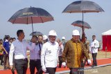 Menteri Perindustrian Airlangga Hartanto (kedua kanan) di dampingi Gubernur Jawa Barat Ridwan Kamil (kedua kiri) berjalan menuju lokasi group groundbreaking pembangunan pabrik di Karawang New Industry City (KNIC), Telukjambe Barat, Karawang, Jawa Barat, Kamis (20/6/2019). Pembangunan KNIC yang menggelontorkan dana mencapai USD300 juta dan mampu menarik investasi hingga USD100 juta dari enam perusahaan tersebut ditargetkan mampu menciptakan 4.000 lapangan pekerjaan baru. ANTARA JABAR/M Ibnu Chazar/agr
