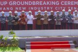 Menteri Perindustrian Airlangga Hartanto (tengah) berjabat tangan bersama-sama Minister Counselor bidang Ekonomi dan Perdagangan Kedutaan Besar Tiongkok Wang Lipin (kelima kiri), Gubernur Jawa Barat Ridwan Kamil (keenam kiri), Bupati Karawang Cellica Nurrachadiana (keempat kiri), President of CFLD Internasional Yang Zhe (ketiga kiri), President of CLFD Indonesia Kang Zhaoui (kedua kanan) dan perwakilan mitra dan tenants melakukan secara simbolis group groundbreaking pembangunan pabrik di Karawang New Industry City (KNIC), Telukjambe Barat, Karawang, Jawa Barat, Kamis (20/6/2019). Pembangunan KNIC yang menggelontorkan dana mencapai USD300 juta dan mampu menarik investasi hingga USD100 juta dari enam perusahaan tersebut ditargetkan mampu menciptakan 4.000 lapangan pekerjaan baru. ANTARA JABAR/M Ibnu Chazar/agr
