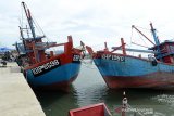 Warga berada di atas kapal ikan berbendera Malaysia yang diamankan sebagai barang bukti kasus 