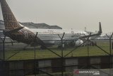 Petugas melakukan pemeriksaan pesawat Maskapai Malindo Air (Batik Malaysia) yang keluar dari landas pacu di Bandar Udara Internasional Husein Sastranegara, Bandung, Jawa Barat, Kamis (20/6/2019). Sebanyak 114 penumpang dan delapan kru pesawat berhasil dievakuasi dengan selamat dan aman setelah maskapai penerbangan bernomor OD-301 yang beroperasi dengan Boeing 737-800NG tujuan Bandung-Malaysia tersebut tergelincir keluar landas pacu Bandar Udara Internasional Husein Sastranegara saat berbelok sebelum lepas landas. ANTARA JABAR/Novrian Arbi/agr