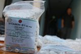 Petugas menata barang bukti saat ungkap kasus peredaran narkotika di Badan Narkotika Nasional (BNN) Kota Surabaya, Jawa Timur, Rabu (19/6/2019). BNN Kota Surabaya menangkap tiga tersangka yaitu YN (22), NZ (29) dan NO (18) atas kasus dugaan mengedarkan narkotika dan mengamankan sejumlah barang bukti salah satu diantaranya pil 'Double L' sebanyak 27.630 butir. Antara Jatim/Didik/ZK