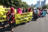 Warga berunjukrasa di depan Gedung Negara Grahadi, Surabaya, Jawa Timur, Rabu (19/6/2019). Mereka memprotes kebijakan Sistem Penerimaan Peserta Didik Baru (PPDB) berdasarkan zonasi. Antara Jatim/Didik/ZK