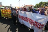 Warga berunjukrasa di depan Gedung Negara Grahadi, Surabaya, Jawa Timur, Rabu (19/6/2019). Mereka memprotes kebijakan Sistem Penerimaan Peserta Didik Baru (PPDB) berdasarkan zonasi. Antara Jatim/Didik/ZK