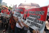 Warga berunjukrasa di depan Gedung Negara Grahadi, Surabaya, Jawa Timur, Rabu (19/6/2019). Mereka memprotes kebijakan Sistem Penerimaan Peserta Didik Baru (PPDB) berdasarkan zonasi. Antara Jatim/Didik/ZK