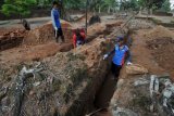 Pekerja menyelesaikan pemugaran halaman dalam Candi Kedaton di Kawasan Percandian Muarajambi, Muarojambi, Jambi, Senin (17/6/2019). Balai Pelestarian Cagar Budaya (BPCB) Jambi kembali melanjutkan pemugaran beberapa titik areal halaman dalam Candi Kedaton yang merupakan candi terbesar dan terluas di kawasan percandian tersebut dalam program pemugaran 2019 mulai 11 Juni hingga 26 Oktober mendatang. ANTARA FOTO/Wahdi Septiawan./nz