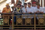 Menteri Lingkungan Hidup dan Kehutanan Siti Nurbaya Bakar (kedua kiri) berbincang dengan Wali Kota Denpasar Ida Bagus Rai Dharmawijaya Mantra (ketiga kanan) meninjau Sungai Badung, Denpasar, Bali, Kamis (20/6/2019). Kunjungan bersama delegasi Coordinating Body on the Seas of the East Asia (COBSEA) tersebut untuk melihat restorasi Sungai Badung sebagai obyek wisata sekaligus meresmikan Sistem Informasi Sadar dan Peduli Lingkungan (SIDARLING) guna mendukung kebijakan Pemerintah Kota Denpasar dalam penanganan permasalahan sampah. ANTARA FOTO/Nyoman Hendra Wibowo/nym.