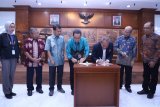 Penandatanganan kerja sama antara Universitas Pancasila dan Kemenpora dalam mengembangkan wirausaha muda. (Megapolitan.Antaranews.Com/Feru Lantara)