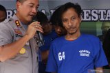 Polisi menunjukkan tersangka kasus narkotika Hubert Henry Limahelu (kanan) di Polrestabes Surabaya, Jawa Timur, Jumat (21/6/2019). Satresnarkoba Polrestabes Surabaya menangkap Hubert Henry Limahelu yang merupakan gitaris bass Boomerang atas kasus dugaan penggunaan narkotika jenis ganja. Antara Foto/Didik Suhartono/ZK