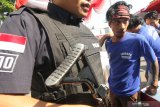 Polisi menunjukkan tersangka kasus narkotika Hubert Henry Limahelu (kedua kiri) di Polrestabes Surabaya, Jawa Timur, Jumat (21/6/2019). Satresnarkoba Polrestabes Surabaya menangkap Hubert Henry Limahelu yang merupakan gitaris bass Boomerang atas kasus dugaan penggunaan narkotika jenis ganja. Antara Foto/Didik Suhartono/ZK