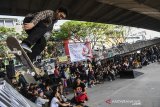 Pecinta Skateboard melakukan aksi di Skate Park Pasupati, Bandung, Jawa Barat, Jumat (21/6/2019). Sekitar 500 skateboarder tersebut memeriahkan hari Skateboard Sedunia 2019 dengan melakukan serangkaian aksi dengan mengambil tema 