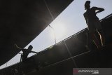 Pemuda pecinta Skateboard melakukan aksi di Skate Park Pasupati, Bandung, Jawa Barat, Jumat (21/6/2019). Sekitar 500 skateboarder tersebut memeriahkan hari Skateboard Sedunia 2019 dengan melakukan serangkaian aksi dengan mengambil tema 