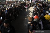 Ratusan pemuda pecinta Skateboard melihat sejumlah aksi skater di Skate Park Pasupati, Bandung, Jawa Barat, Jumat (21/6/2019). Sekitar 500 skateboarder tersebut memeriahkan hari Skateboard Sedunia 2019 dengan melakukan serangkaian aksi dengan mengambil tema 