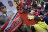 Warga mengikuti tradisi kenduri 1000 tumpeng di Blitar, Jawa Timur, Kamis (20/6/2019). Kenduri akbar dengan menyediakan 1000 tumpeng mulai makam Proklamator Soekarno hingga museum Istana Gebang sejauh 2 kilometer itu digelar sebagai puncak rangkaian kegiatan memperingati Haul Bung Karno ke-49 di Kota Blitar. Antara Jatim/Destyan Sujarwoko/zk.