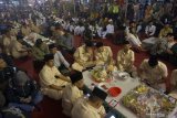 Warga dan pejabat daerah berbaur mengikuti tradisi kenduri 1000 tumpeng di Blitar, Jawa Timur, Kamis (20/6/2019). Kenduri akbar dengan menyediakan 1000 tumpeng mulai makam Proklamator Soekarno hingga museum Istana Gebang sejauh 2 kilometer itu digelar sebagai puncak rangkaian kegiatan memperingati Haul Bung Karno ke-49 di Kota Blitar. Antara Jatim/Destyan Sujarwoko/zk.