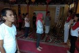 Puluhan peserta mengikuti peringatan Hari Yoga Internasional di Sleman