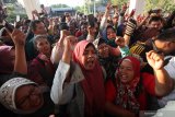 Warga berunjukrasa di kantor Dinas Pendidikan Kota Surabaya, Jawa Timur, Kamis (20/6/2019). Mereka memprotes kebijakan Sistem Penerimaan Peserta Didik Baru (PPDB) berdasarkan zonasi. Antara Jatim/Didik Suhartono/ZK