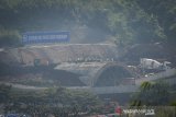 Pekerja menyelesaikan proyek pembangunan terowongan untuk lintasan kereta cepat Jakarta-Bandung di Cibeber, Cimahi, Jawa Barat, Jumat (21/6/2019). Proyek pembangunan kereta cepat Jakarta-Bandung yang memiliki panjang lintasan 142 kilometer tersebut sudah mencapai 21,1 persen dan ditargetkan siap beroperasi pada 2021. ANTARA JABAR/Raisan Al Farisi/agr