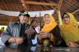 Ketua Dekranasda Kota Banda Aceh Nurmiaty Aminullah Usman (dua kanan) menjelaskan tentang Rencong yang merupakan senjata tradisional masyarakat Aceh pada Bupati Karangasem I Gusti Ayu Mas Sumatri (kiri) pada festival pusaka nusantara 2019 di Karangasem, Bali, Jumat (21/06/2019). Festival pusaka nusantara 2019 digelar untuk menyemarakan rakernas Jaringan Kota Pusaka Indonesia (JKPI) ke VII dan memeriahkan HUT ke-379 Kota Amlapura. (Antara Aceh/Irwansyah Putra)