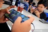 Sejumlah peserta mengikuti perlombaan game Player Unknown's Battle Grounds (PUBG) di Meulaboh, Aceh Barat, Sabtu (22/6/2019). Meskipun Majelis Permusyawaratan Ulama (MPU) Aceh telah mengeluarkan fatwa mengharamkan permainan game PUBG dan sejenisnya melalui sidang paripurna ulama III, namun sebagian Kabupaten/Kota di Aceh masih menggelar perlombaan game tersebut. (Antara Aceh/Syifa Yulinnas)