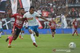 Pesepak bola Bali United Yabes Rony Malaifani (kiri) berebut bola dengan pesepak bola PSIS Semarang Safrudin Tahar dalam pertandingan Liga 1 2019 di Stadion I Wayan Dipta, Gianyar, Sabtu (22/6/2019). Bali United menang atas PSIS Semarang dengan skor 1-0. Antaranews Bali/Nyoman Budhiana.