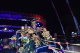 Peserta karnaval mengikuti 