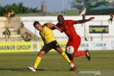 Pesepak bola Barito Putera Samsul Arif Munip (kiri) berduel dengan pesepak bola Kalteng Putra Onorionde Kughebe (kanan) saat pertandingan Sepak Bola Liga 1 2019 di Stadion 17 Mei Banjarmasin, Kalimantan Selatan, Sabtu (22/6/2019).Pertandingan Tersebut dimenangkan oleh Kalteng Putra dengan skor 2-1.Foto Antaranews Kalsel/Bayu Pratama S.