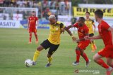 Pesepak bola Barito Putera Rafael Feital Da Silva (kiri) berduel dengan pesepak bola Kalteng Putra Yohanes Ferinando Pahabol (kanan) saat pertandingan Sepak Bola Liga 1 2019 di Stadion 17 Mei Banjarmasin, Kalimantan Selatan, Sabtu (22/6/2019).Pertandingan Tersebut dimenangkan oleh Kalteng Putra dengan skor 2-1.Foto Antaranews Kalsel/Bayu Pratama S.