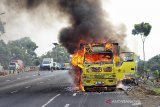 Truk terbakar di ruas Jalan Tol Purbaleunyi KM 149, Bandung, Jawa Barat, Sabtu (22/6/2019). Penyebab kebakaran truk pembawa kain tersebut masih dalam penyelidikan pihak berwenang. ANTARA JABAR/Reival Akbar R/agr