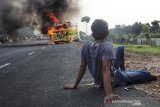 Pengemudi truk melihat truk terbakar di ruas Jalan Tol Purbaleunyi KM 149, Bandung, Jawa Barat, Sabtu (22/6/2019). Penyebab kebakaran truk pembawa kain tersebut masih dalam penyelidikan pihak berwenang. ANTARA JABAR/Reival Akbar R/agr