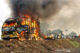 Truk terbakar di ruas Jalan Tol Purbaleunyi KM 149, Bandung, Jawa Barat, Sabtu (22/6/2019). Penyebab kebakaran truk pembawa kain tersebut masih dalam penyelidikan pihak berwenang. ANTARA JABAR/Reival Akbar R/agr