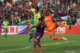 Kiper PSBS Biak Yusak Sammuel Redjauw (kanan) menangkap bola dibayang-bayangi pesepak bola Persik Kediri Galih Akbar Febriawan (tengah) pada laga pembuka kompetisi Liga 2 Indonesia 2019 di Stadion Brawijaya, Kota Kediri, Jawa Timur, Sabtu (22/6/2019). Persik Kediri berhasil mengalahkan PSBS Biak dengan skor akhir 4-0. Antara Jatim/Prasetia Fauzani/zk.