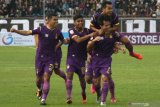 Sejumlah pesepak bola Persik Kediri melakukan selebrasi usai membobol gawang PSBS Biak pada laga pembuka kompetisi Liga 2 Indonesia 2019 di Stadion Brawijaya, Kota Kediri, Jawa Timur, Sabtu (22/6/2019). Persik Kediri berhasil mengalahkan PSBS Biak dengan skor akhir 4-0. Antara Jatim/Prasetia Fauzani/zk.