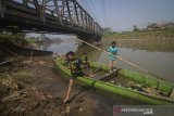 Sejumlah anak bermain di bantaran Sungai Citarum di Baleendah, Kabupaten Bandung, Jawa Barat, Sabtu (22/6/2019). Pemerintah Provinsi Jawa Barat menargetkan masalah sampah di Sungai Citarum akan selesai dalam waktu lima tahun salah satu caranya dengan dana pinjaman dari bank dunia sebesar Rp 1,4 triliun melalui pemerintah pusat. ANTARA JABAR/Raisan Al Farisi/agr