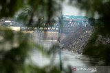 Pekerja dengan menggunakan alat berat mengeruk sampah di pinggiran Sungai Citarum di Baleendah, Kabupaten Bandung, Jawa Barat, Sabtu (22/6/2019). Pemerintah Provinsi Jawa Barat menargetkan masalah sampah di Sungai Citarum akan selesai dalam waktu lima tahun salah satu caranya dengan dana pinjaman dari bank dunia sebesar Rp 1,4 triliun melalui pemerintah pusat. ANTARA JABAR/Raisan Al Farisi/agr