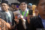 Arumi Bachsin menunjukkan buku berjudul 