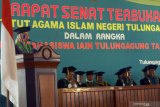 Arumi Bachsin (kiri), mewakili 991 wisudawan lain, memberikan pidato sambutan usai menjalani prosesi wisuda di kampus IAIN Tulungagung, Tulungagung, Jawa Timur, Sabtu (22/6/2019). Di IAIN Tulungagung, istri dari Wagub Jatim Emil Elestianto Dardak itu tercatat sebagai mahasiswa program studi Ekonomi Syariah Fakyultas Ekonomi dan Bisnis Islam dengan Indeks Prestasi Komulatif (IPK) mencapai 3,40 dalam skala nilai maksimal 4.00. Antara Jatim/Destyan Sujarwoko/zk.