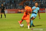 Penyerang kesebelasan Persija Jakarta, Rohid Chan (kiri) berusaha melewati pemain Persela Eky Taufik (kanan) dalam pertandingan lanjutan Liga 1 2019 di Stadion Surajaya Lamongan, Jawa Timur, Sabtu (22/6/2019). Antara Jatim/Syaiful Arif/zk.