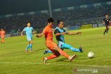 Pesepak bola Persija Jakarta, Feby Eka Putra (kiri) berusaha melewati pemain Persela Samsul Arifin (kanan) dalam pertandingan lanjutan Liga 1 2019 di Stadion Surajaya Lamongan, Jawa Timur, Sabtu (22/6/2019). Antara Jatim/Syaiful Arif/zk.