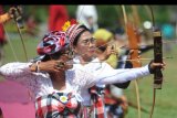 Sejumlah peserta membidik sasaran dalam lomba panahan tradisional 