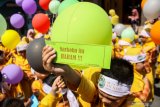 Siswa Kelompok Bermain Dan Taman Kanak-Kanak (KBTK) An Nahl menunjukkan pesan moral yang berisi untuk menjauhi narkoba sebelum menerbangkan balon di Sepanjang, Sidoarjo, Jawa Timur, Minggu (23/6/2019). Pelepasan balon tersebut dalam rangka memperingati Hari Anti Narkoba yang diperingati setiap tanggal 26 Juni. Antara Jatim/Umarul Faruq/zk