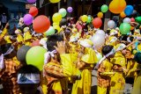 Puluhan siswa Kelompok Bermain Dan Taman Kanak-Kanak (KBTK) An Nahl menerbangkan balon yang berisi pesan moral untuk menjauhi narkoba di Sepanjang, Sidoarjo, Jawa Timur, Minggu (23/6/2019). Pelepasan balon tersebut dalam rangka memperingati Hari Anti Narkoba yang diperingati setiap tanggal 26 Juni.  Antara Jatim/Umarul Faruq/zk