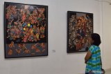 Pengunjung mengamati lukisan yang dipamerkan di sebuah galeri lukis di Kota Madiun, Jawa Timur, Sabtu (22/6/2019). Pameran yang menampilkan sekitar 50 lukisan karya 12 pelukis yang tergabung dalam Komunitas Kelompok P20 Yogyakarta tersebut rencananya berlangsung hingga 7 Juli mendatang. Antara Jatim/Siswowidodo/zk