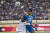 Pesepakbola Persib Bandung Frets Listanto Butuan (kanan) berebut bola dengan pesepakbola Madura United David Laly (kiri) saat pertandingan Sepak Bola Liga 1 2019 di Stadion Si Jalak Harupat, Kabupaten Bandung, Jawa Barat, Minggu (23/6/2019). Pertandingan Persib Bandung dengan Madura United berakhir dengan skor 1-1. ANTARA JABAR/M Agung Rajasa/agr