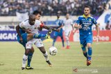 Dua pesepakbola Persib Bandung Achmad Jufriyanto (kiri) dan Rene Mihelic (kanan) menghadang laju pesepakbola Madura United Greg Nwokolo (tengah) saat pertandingan Sepak Bola Liga 1 2019 di Stadion Si Jalak Harupat, Kabupaten Bandung, Jawa Barat, Minggu (23/6/2019). Pertandingan Persib Bandung dengan Madura United berakhir dengan skor 1-1. ANTARA JABAR/M Agung Rajasa/agr