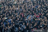 Pendukung Persib Bandung memberikan dukungan saat pertandingan Sepak Bola Liga 1 2019 antara Persib Bandung dengan Madura United di Stadion Si Jalak Harupat, Kabupaten Bandung, Jawa Barat, Minggu (23/6/2019). Pertandingan Persib Bandung dengan Madura United berakhir dengan skor 1-1. ANTARA JABAR/M Agung Rajasa/agr