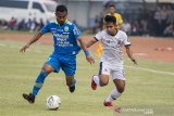 Pesepakbola Persib Bandung Ardi Idrus (kiri) bersama pesepakbola Madura United Andik Vermansyah (kanan) mengejar bola saat pertandingan Sepak Bola Liga 1 2019 di Stadion Si Jalak Harupat, Kabupaten Bandung, Jawa Barat, Minggu (23/6/2019). Pertandingan Persib Bandung dengan Madura United berakhir dengan skor 1-1. ANTARA JABAR/M Agung Rajasa/agr